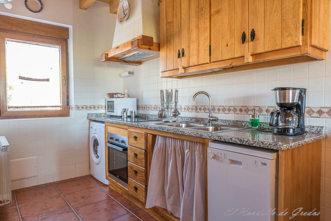 El Rondillo De Gredos Guest House Hoyos del Collado Екстериор снимка